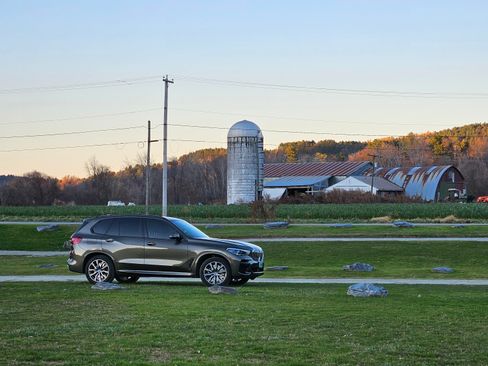Used 2022 BMW X5 xDrive45e w/ M Sport Package image 1