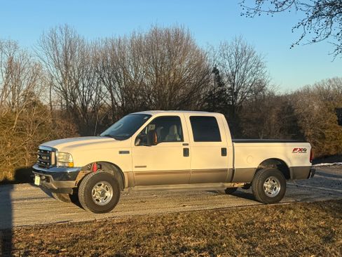 Used 2004 Ford F250 Lariat image 1