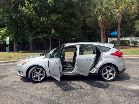Used 2015 Ford Focus Titanium w/ Titanium Technology Package FWD image 8