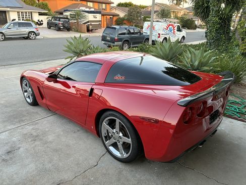 Used 2006 Chevrolet Corvette Coupe w/ Preferred Equipment Group RWD image 2
