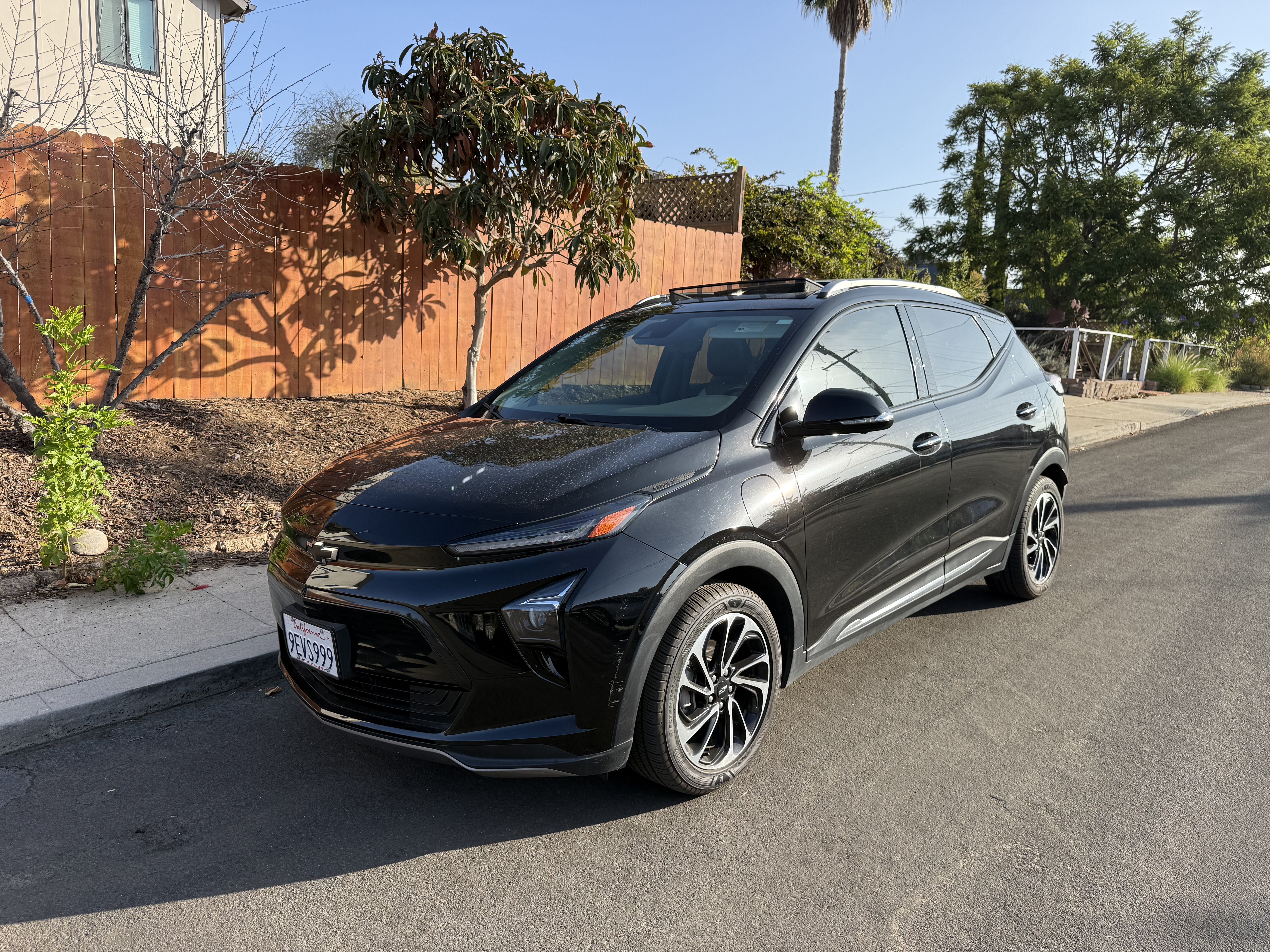 Used 2023 Chevrolet Bolt EUV Premier w/ Sun & Sound Package FWD image 1