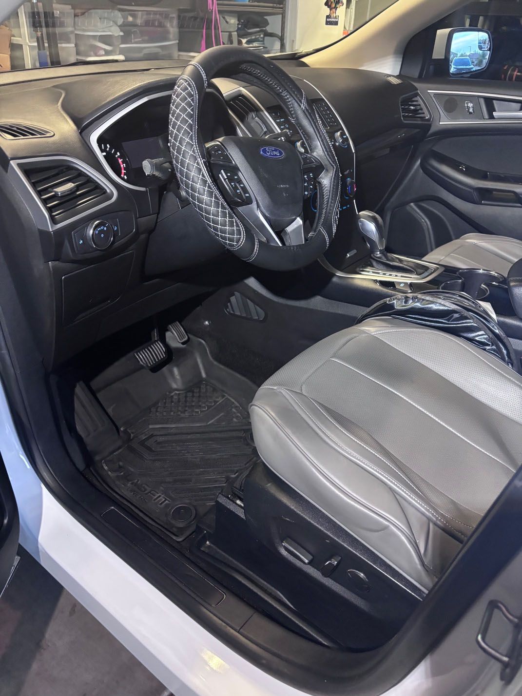 Used 2018 Ford Edge SEL FWD image 2