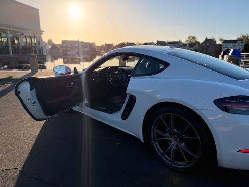 Used 2019 Porsche 718 Cayman RWD image 15