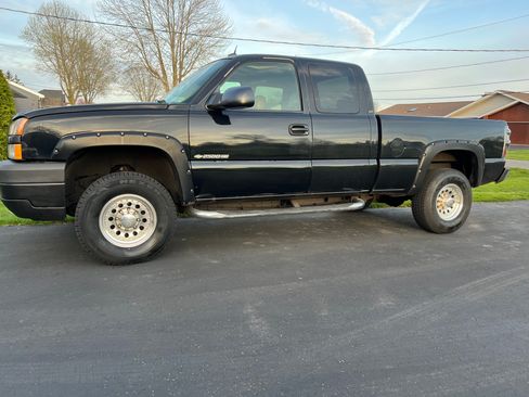 Used 2004 Chevrolet Silverado 2500 LT RWD image 1