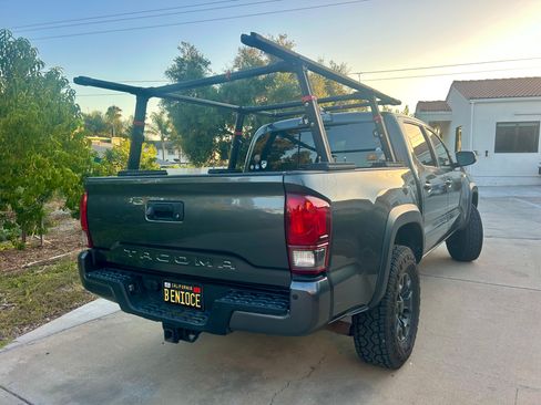 Used 2019 Toyota Tacoma TRD Off-Road w/ Technology Package AWD/4WD image 5