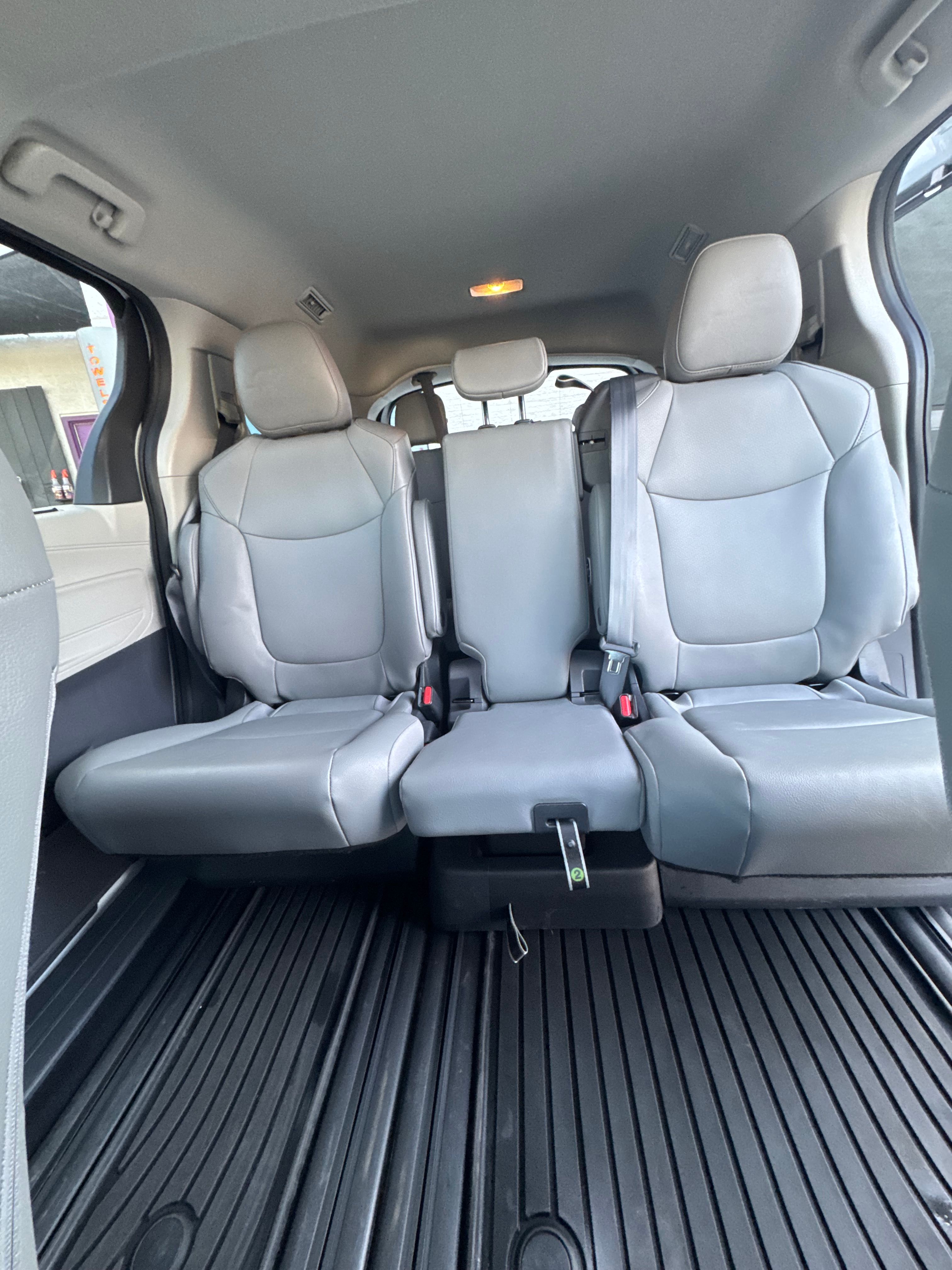 Used 2023 Toyota Sienna XLE FWD image 21