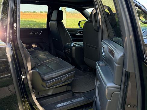 Used 2022 Chevrolet Suburban LT RWD image 16