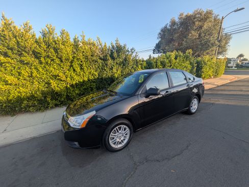 Used 2010 Ford Focus SE image 4