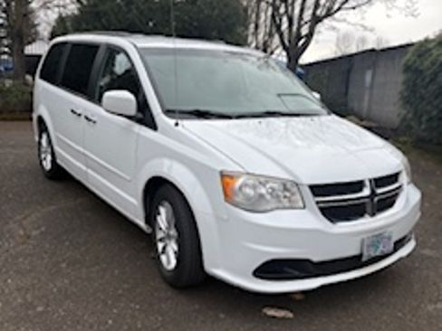 Used 2014 Dodge Grand Caravan SXT image 1