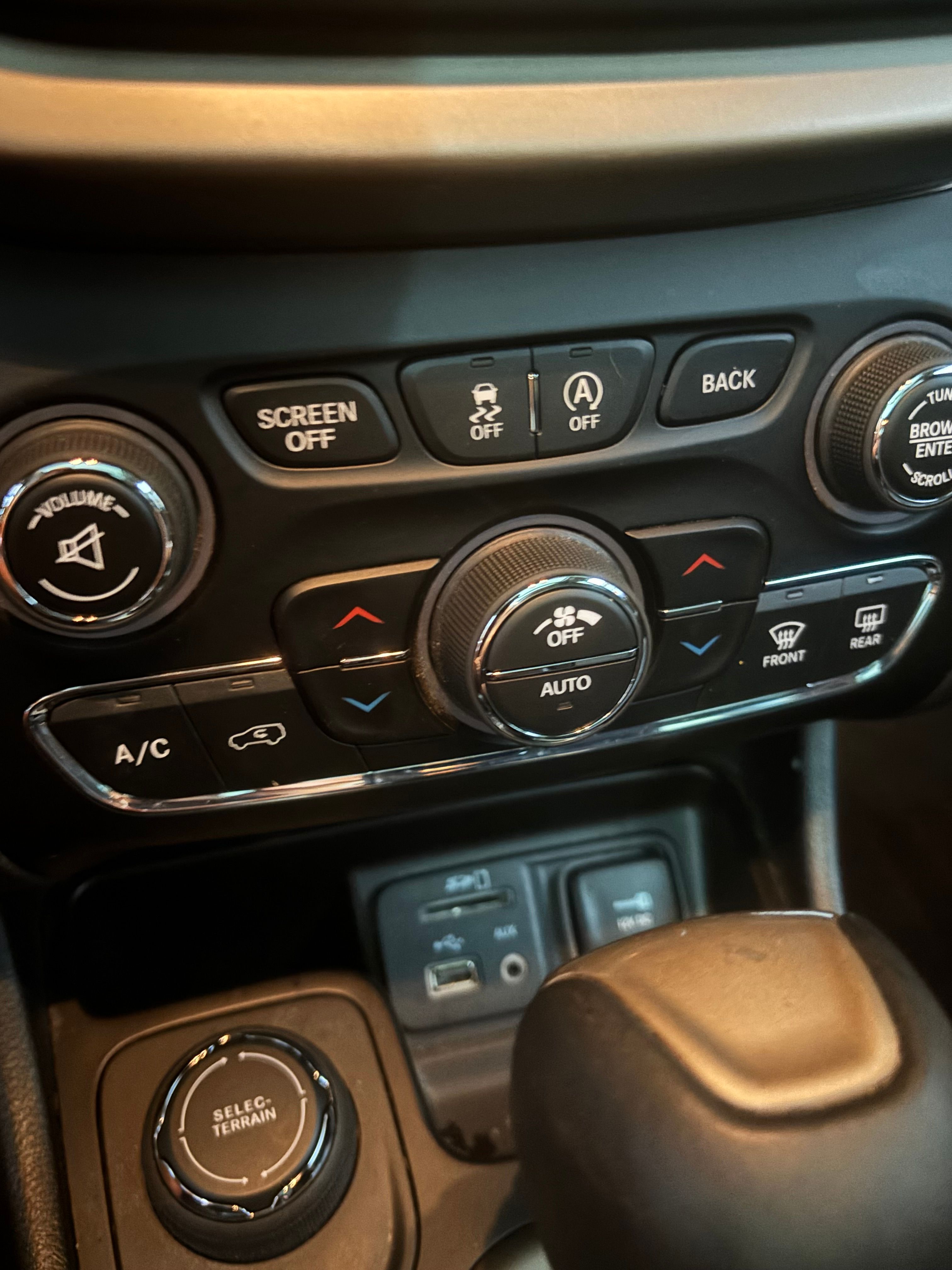 Used 2016 Jeep Cherokee Limited AWD/4WD image 12