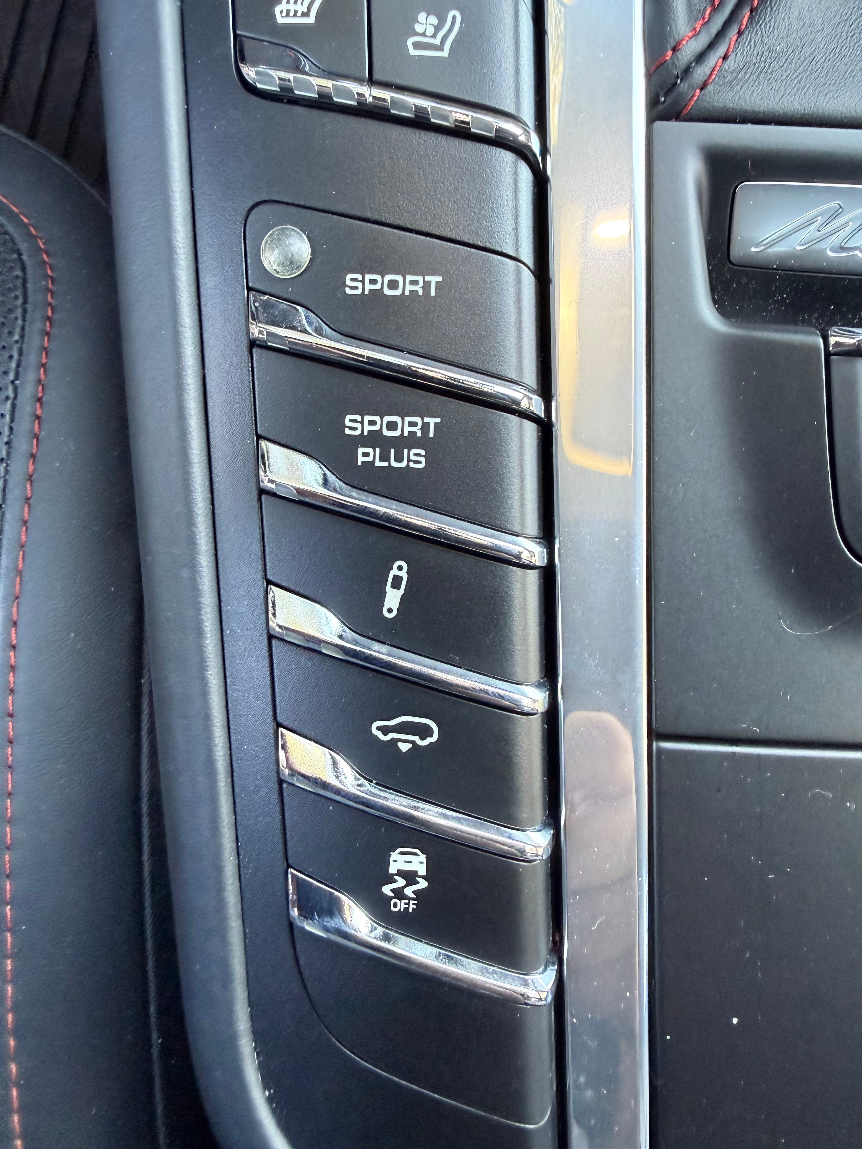 Used 2017 Porsche Macan Turbo AWD/4WD image 17