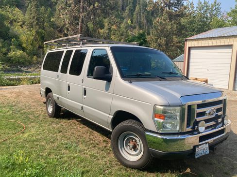 Used 2010 Ford E-350 and Econoline 350 XLT image 2