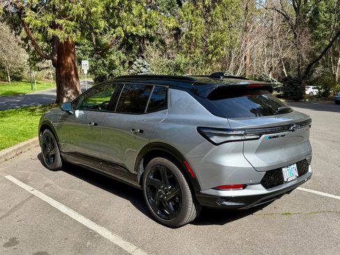 Used 2025 Chevrolet Equinox EV RS w/ Convenience Package II image 2