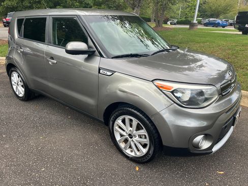Used 2019 Kia Soul + image 1