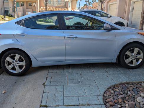 Used 2013 Hyundai Elantra GLS w/ Preferred Pkg image 2