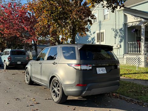 Used 2017 Land Rover Discovery SE image 4