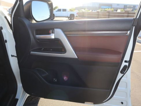 Used 2016 Toyota Land Cruiser image 19