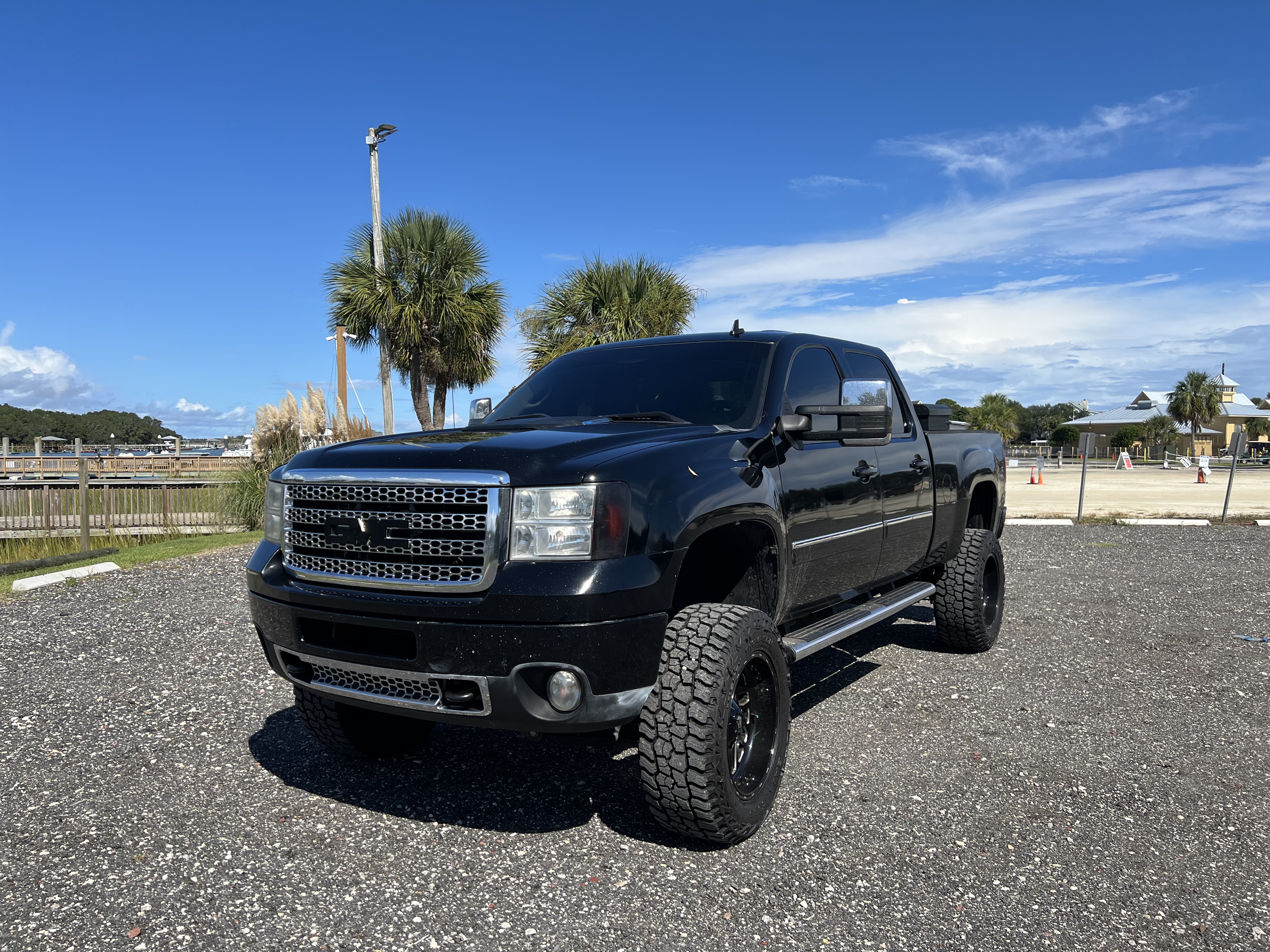 Used 2012 GMC Sierra 2500 Denali w/ Suspension Package, Off-Road AWD/4WD image 2