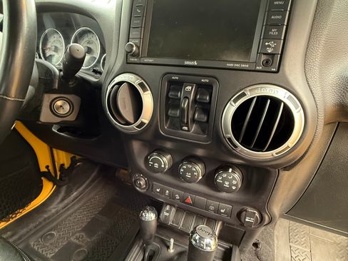 Used 2015 Jeep Wrangler Unlimited Rubicon w/ Connectivity Group image 24