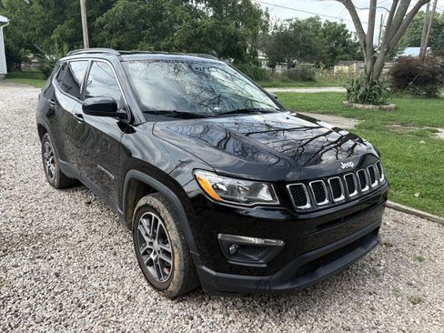 Used 2017 Jeep Compass Latitude w/ Popular Equipment Group AWD/4WD image 4