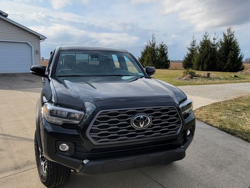 Used 2023 Toyota Tacoma TRD Off-Road image 2