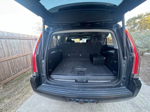 Used 2017 Cadillac Escalade ESV Luxury image 15