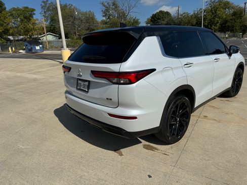 Used 2023 Mitsubishi Outlander SE Black Edition image 4