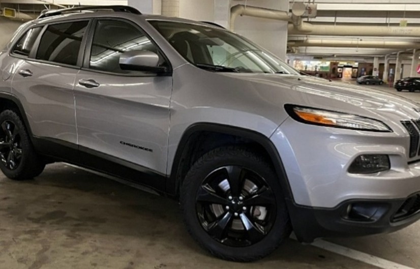 Used 2018 Jeep Cherokee Latitude w/ Altitude Package AWD/4WD image 3