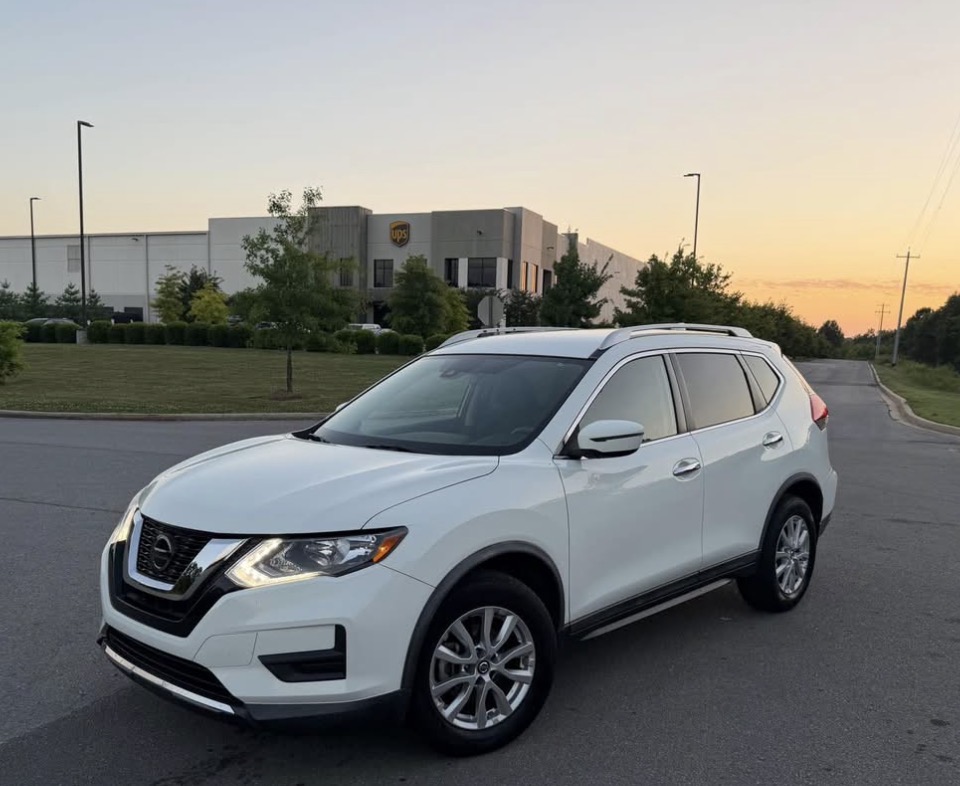 Used 2020 Nissan Rogue SV FWD image 1