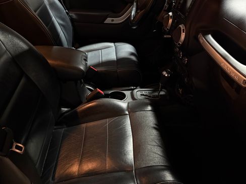 Used 2012 Jeep Wrangler Unlimited Sahara image 11