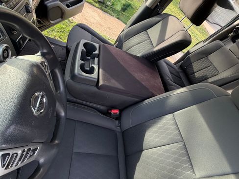 Used 2018 Nissan Titan SV image 2