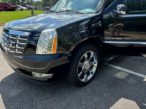 Used 2007 Cadillac Escalade EXT Sport Utility Pickup 4D 5 1/4 w/ Information Package image 2