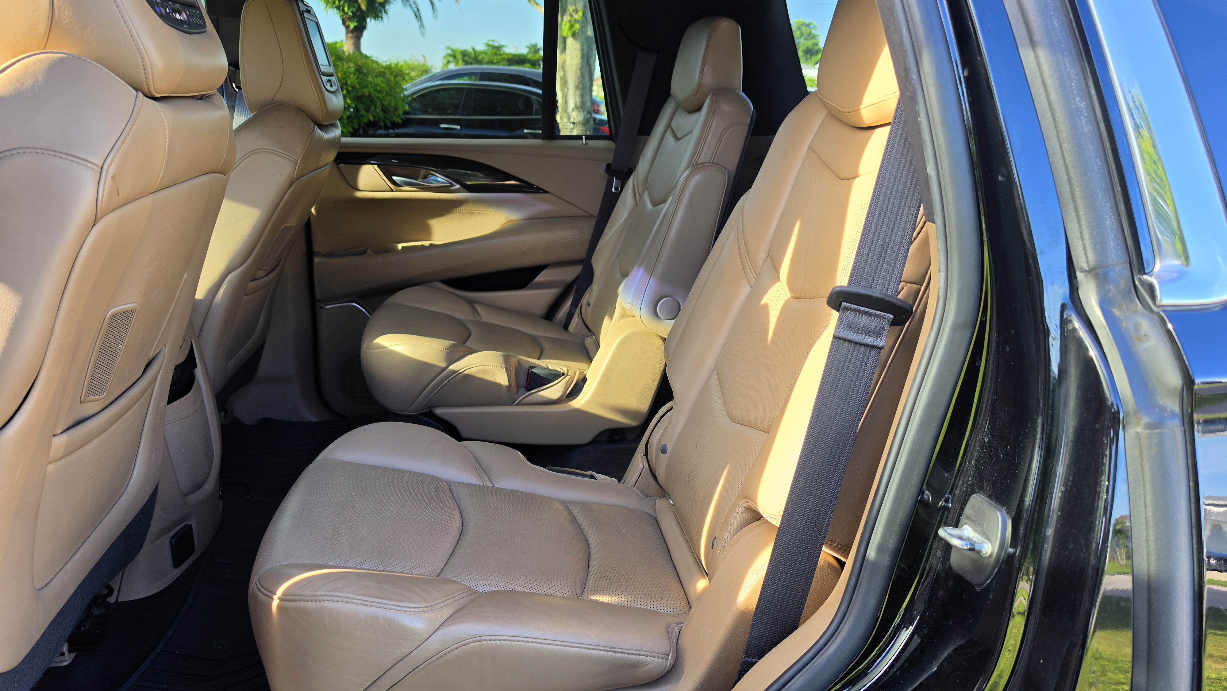 Used 2018 Cadillac Escalade Platinum AWD/4WD image 12