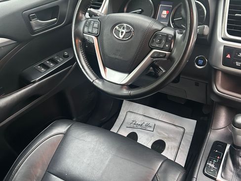 Used 2018 Toyota Highlander XLE AWD/4WD image 19