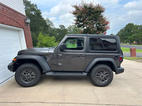 Used 2024 Jeep Wrangler Sport AWD/4WD image 4