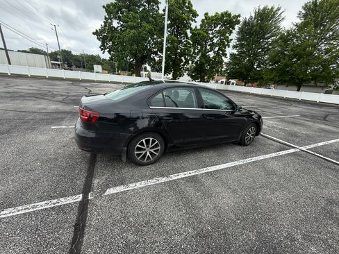Used 2017 Volkswagen Jetta SE FWD image 2