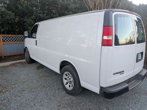 Used 2014 Chevrolet Express 1500 Van 3D image 2