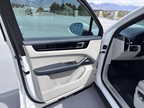 Used 2020 Porsche Cayenne AWD/4WD image 5