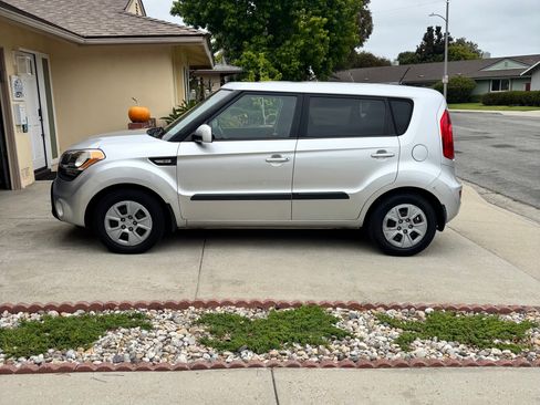 Used 2013 Kia Soul FWD image 2