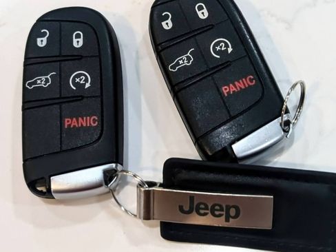 Used 2017 Jeep Grand Cherokee Limited w/ Luxury Group II image 2