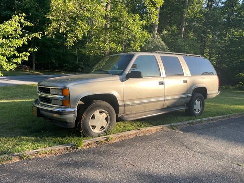 Used 1999 Chevrolet Suburban 4WD w/ Preferred Equipment Group 2 image 1