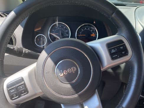 Used 2014 Jeep Compass Latitude w/ Sun/Sound Group image 5