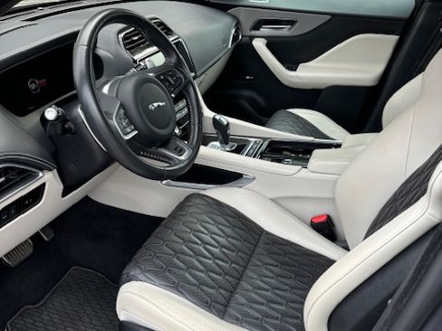 Used 2020 Jaguar F-PACE SVR image 4