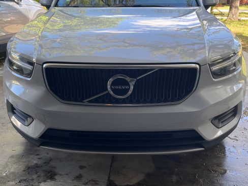 Used 2020 Volvo XC40 T4 Momentum image 11