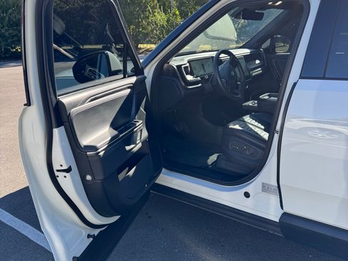 Used 2022 Rivian R1T Launch Edition image 8