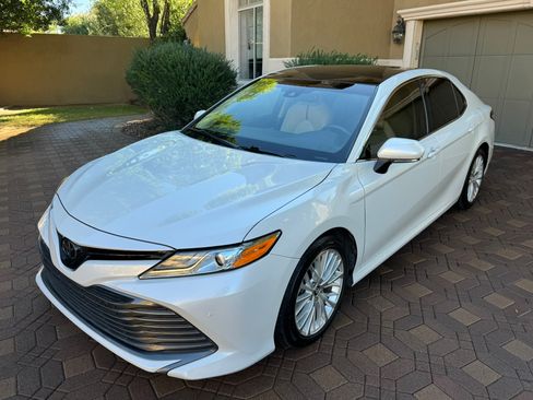 Used 2018 Toyota Camry XLE image 2