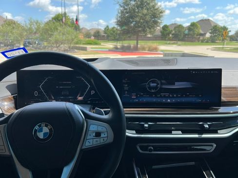 Used 2025 BMW X7 xDrive40i w/ Premium Package AWD/4WD image 9
