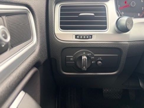 Used 2015 Volkswagen Touareg VR6 image 19