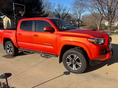 Used 2017 Toyota Tacoma TRD Sport w/ Tow Package (A/T) image 1