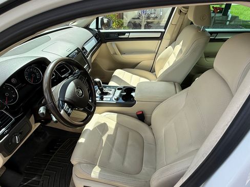 Used 2014 Volkswagen Touareg Sport image 6